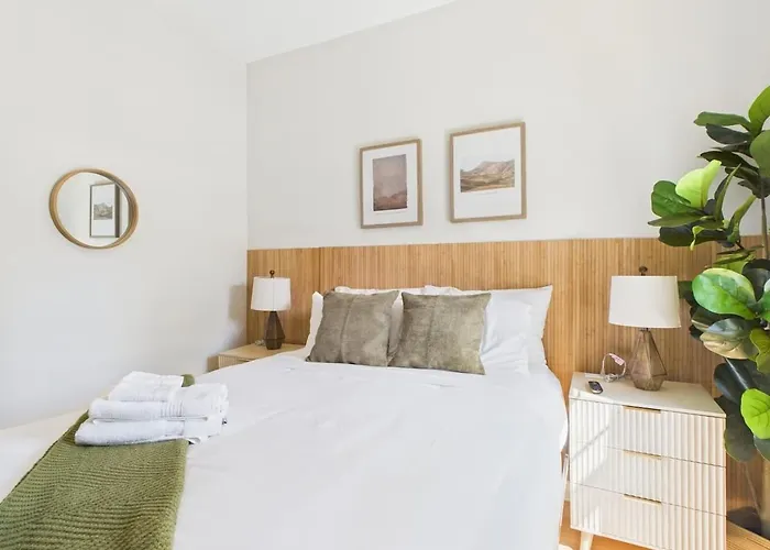 Boutique Hideaway Private Deck, Fire Pit Apartment Chicago